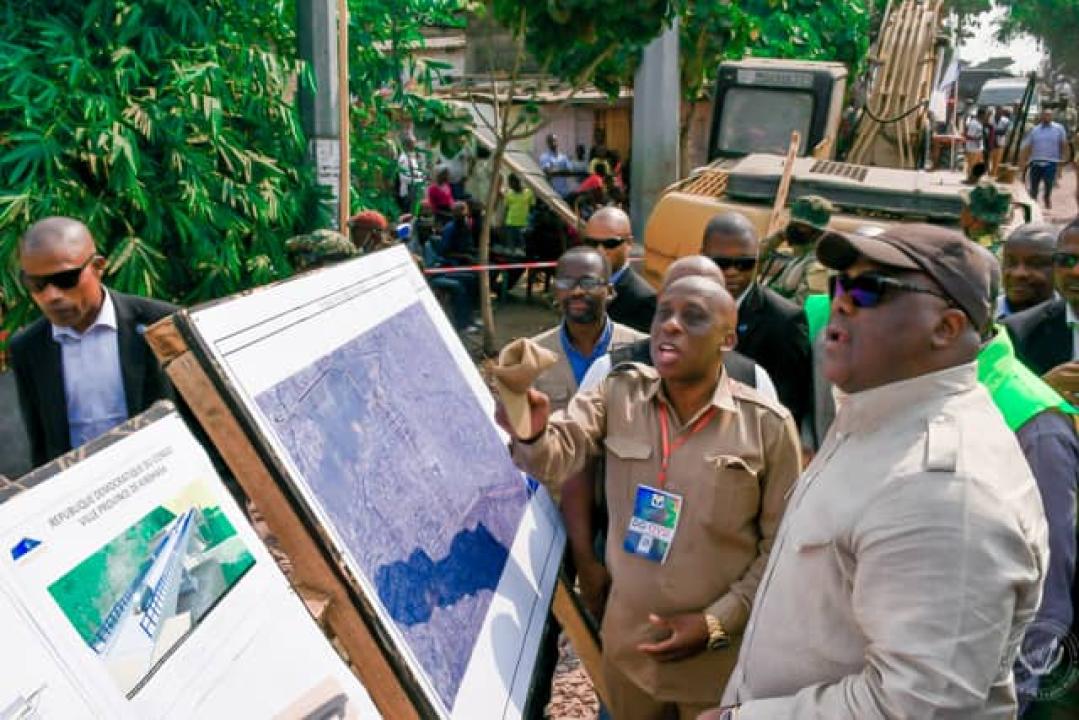 Au pont Camp Luka en construction, le DG de l'OVD dévoilé au président de la république la maquette de cet ouvrage
