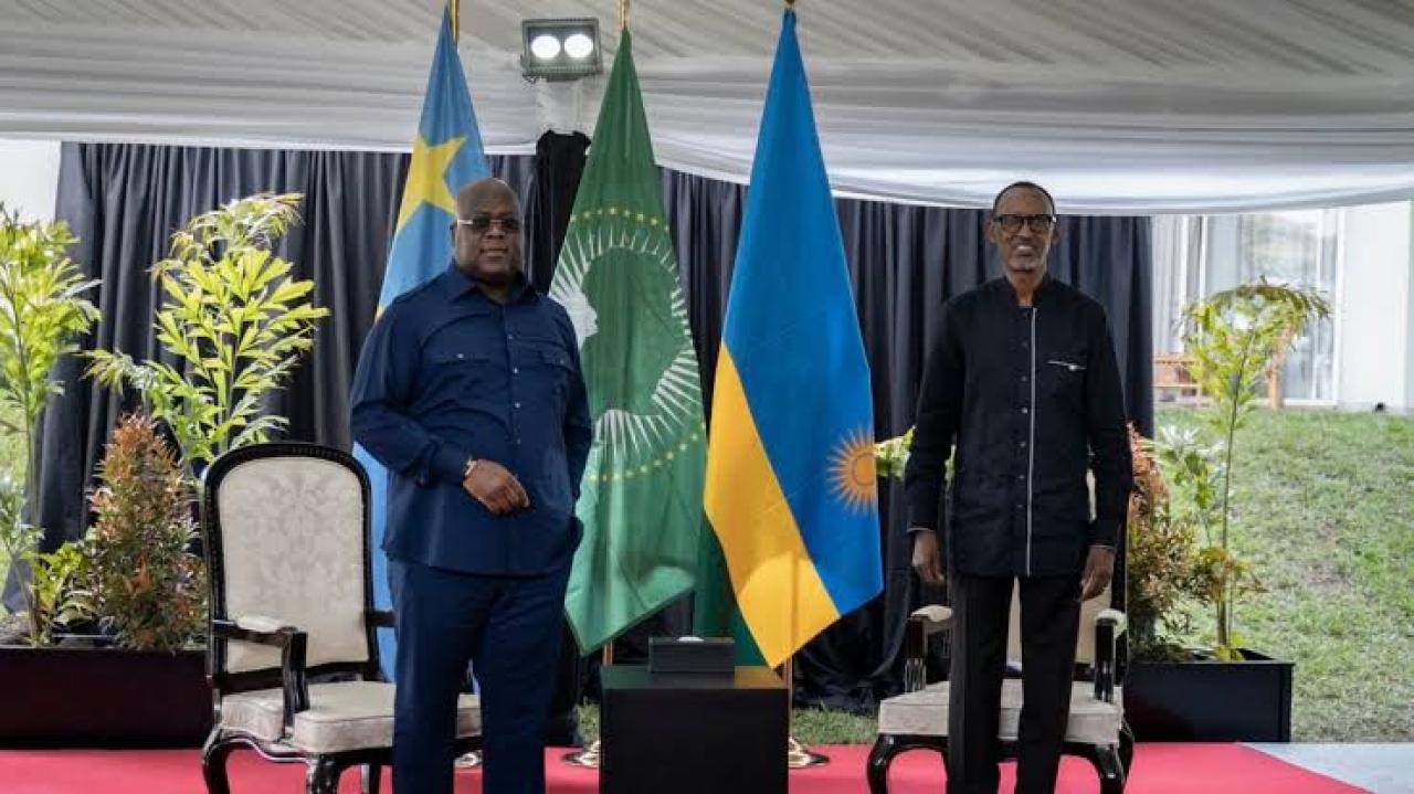 De gauche à droite, le président de la RDC Félix Tshisekedi et son homologue rwandais Paul Kagame