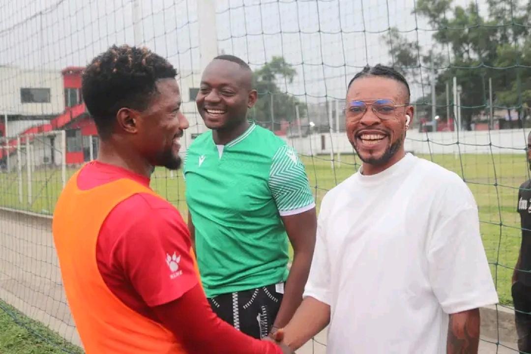 Héritier Luvumbu et Ricky Tulenge lors d'une séance d'entraînement chez les Mitema Pembe