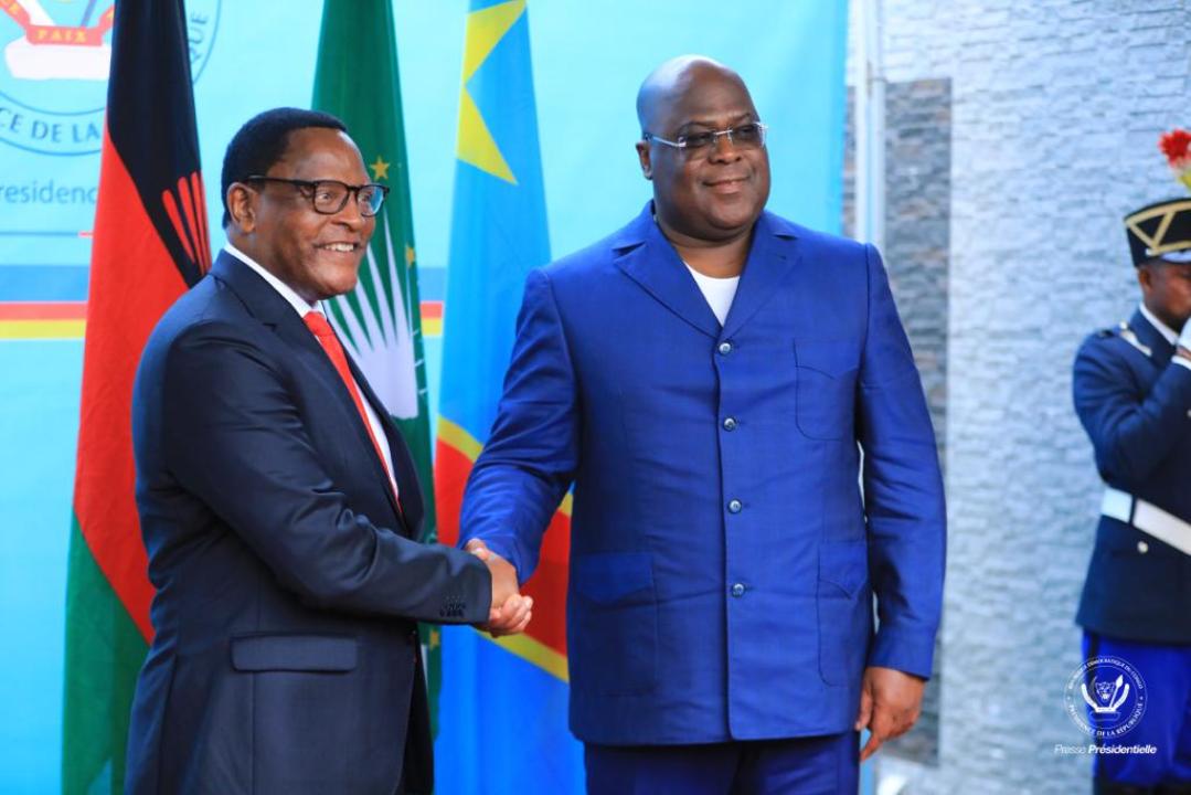 De gauche à droite, le président du Malawi et président sortant de la SADC Lazarus Chakwera et le président de la RDC Félix Tshisekedi