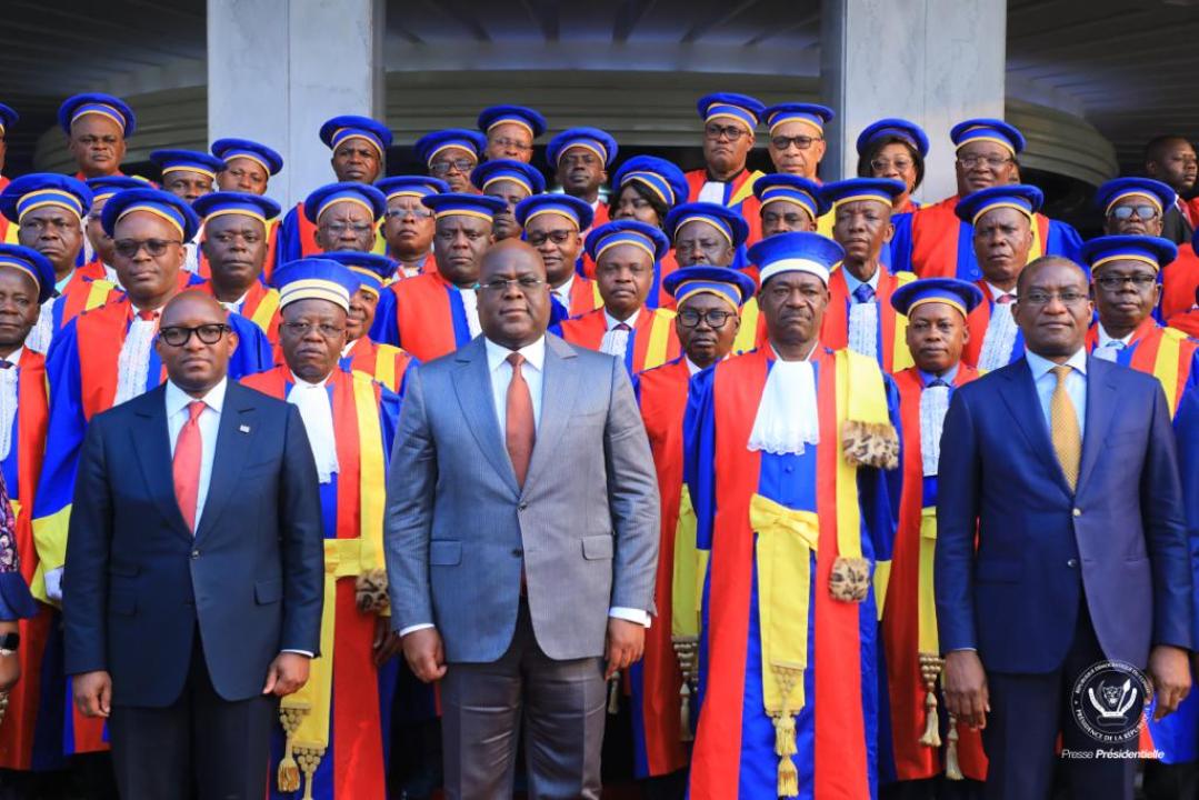 Le président Félix Tshisekedi pose avec les hauts magistrats de l'ordre judiciaire et administratif en présence du premier ministre Sama Lukonde ainsi que de son directeur de cabinet, Guylain Nyembo