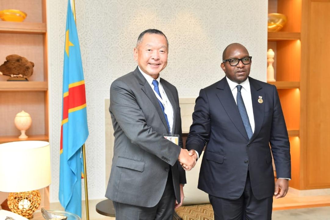  De gauche à droite, le vice-président du groupe Mitsubishi Yasuteru Hirai et le premier ministre Sama Lukonde à Tunis