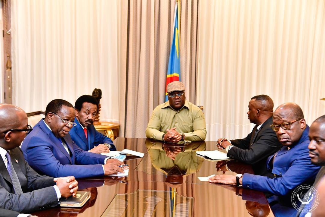 Le président Félix Tshisekedi autour d'une table avec quelques membres de la commission spéciale du gouvernement lors de la réunion de crise présidée, ce lundi 01 août à la cité de l'UA