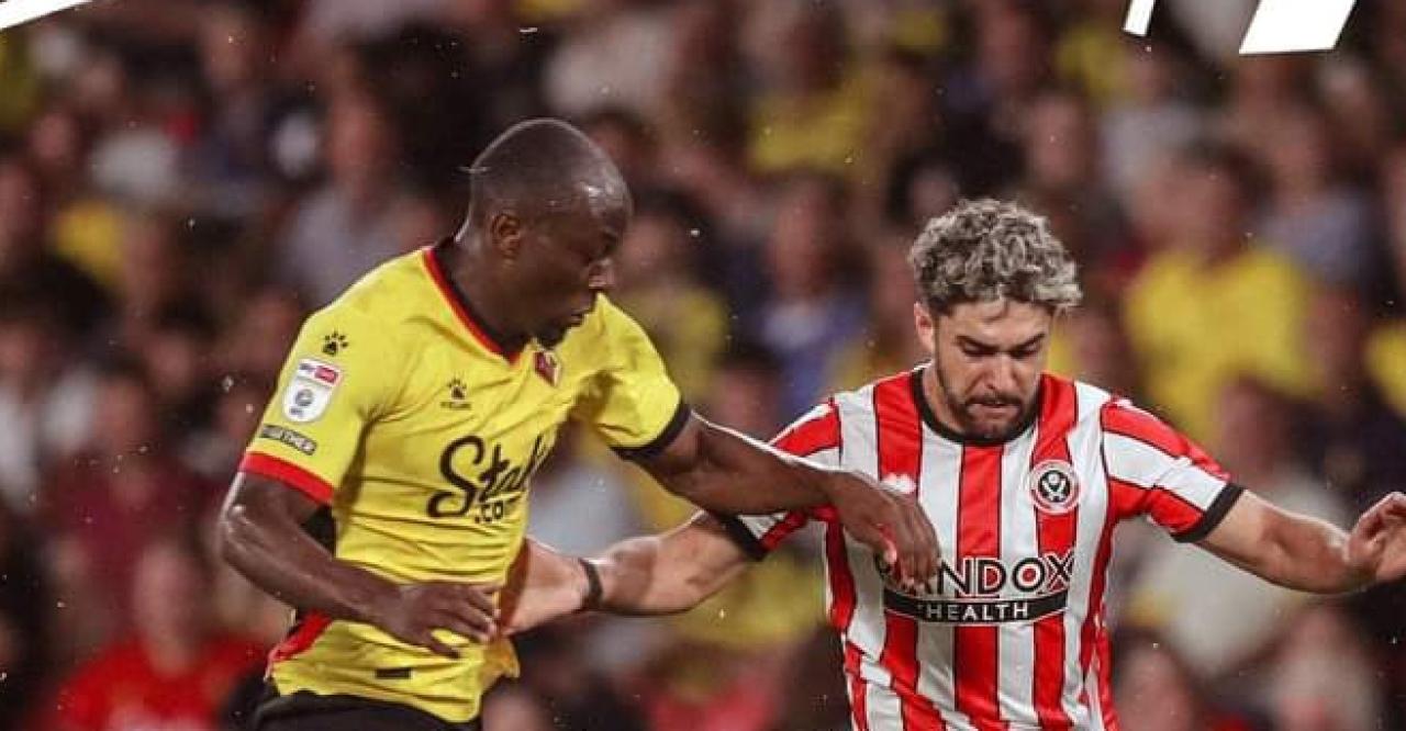 Edo Kayembe en duel avec un joueur de Sheffield United, au Vicarage Road.