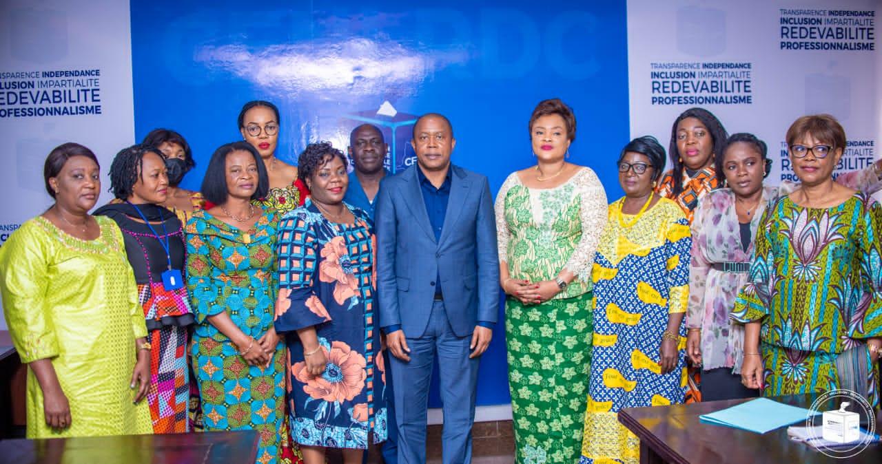 Photo de famille entre le président de la CENI Denis Kadima et une délégation de CAFCO, mercredi 03 août 2022