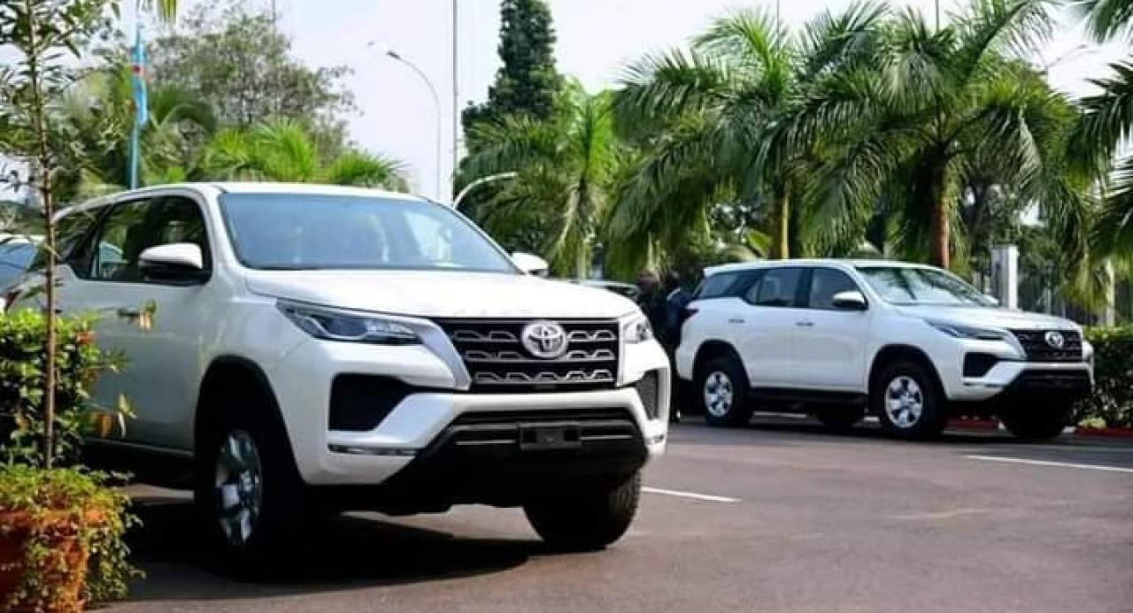 Les véhicules Toyota Fortuner offerts aux Léopards basketball par Félix Tshisekedi.