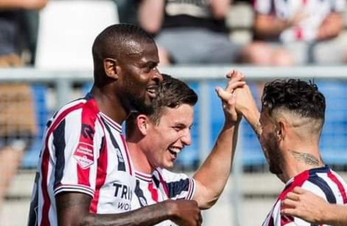 Jeremy Bokila en pleine célébration d'un but avec ses coéquipiers de Willem II Tilburg.
