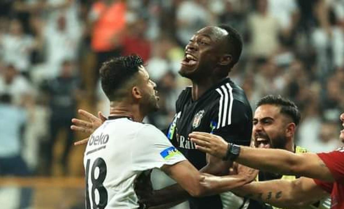 Jackson Muleka en pleine célébration d'un but avec ses coéquipiers de Besiktas JK.