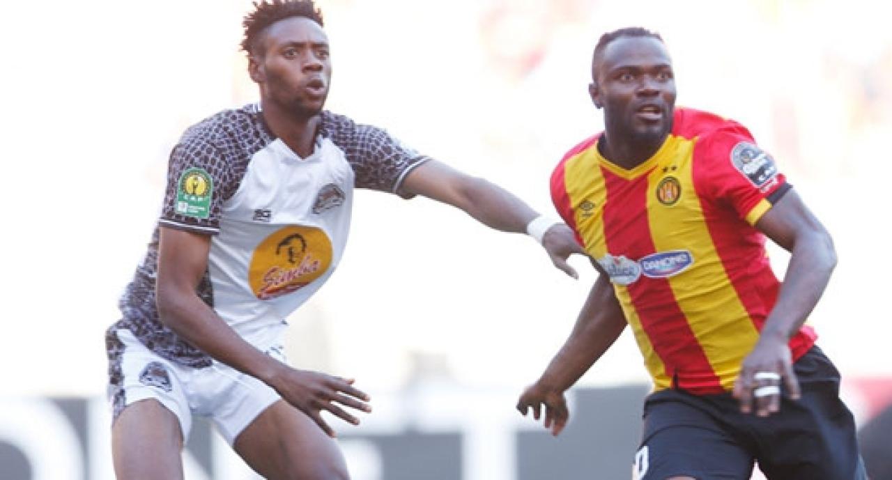 Le défenseur du TP Mazembe, Kevin Mondeko en duel avec un attaquant d'Espérance de Tunis, lors d'une rencontre de Ligue des Champions de la CAF. [Photo d'illustration]