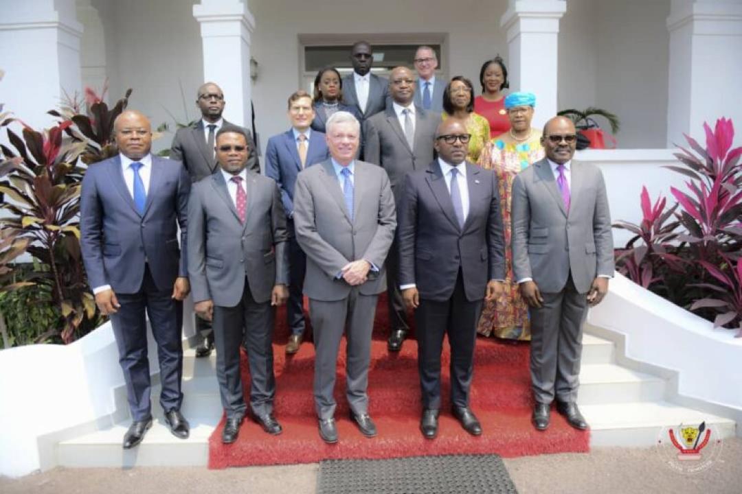 Photo de famille entre la délégation de Visa, le premier ministre Sama Lukonde et quelques membres de son gouvernement