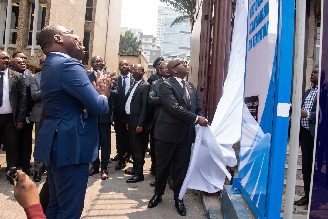 Le Premier ministre inaugure le siège du Fonds national d'aménagement du territoire (Fonat) sous l'œil regardant du ministre d'État en charge d'aménagement du territoire, Me Guy Loando
