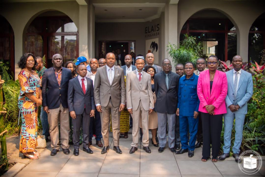 Photo de famille entre le président de la CENI Denis Kadima, quelques membres du bureau et les participants à la formation