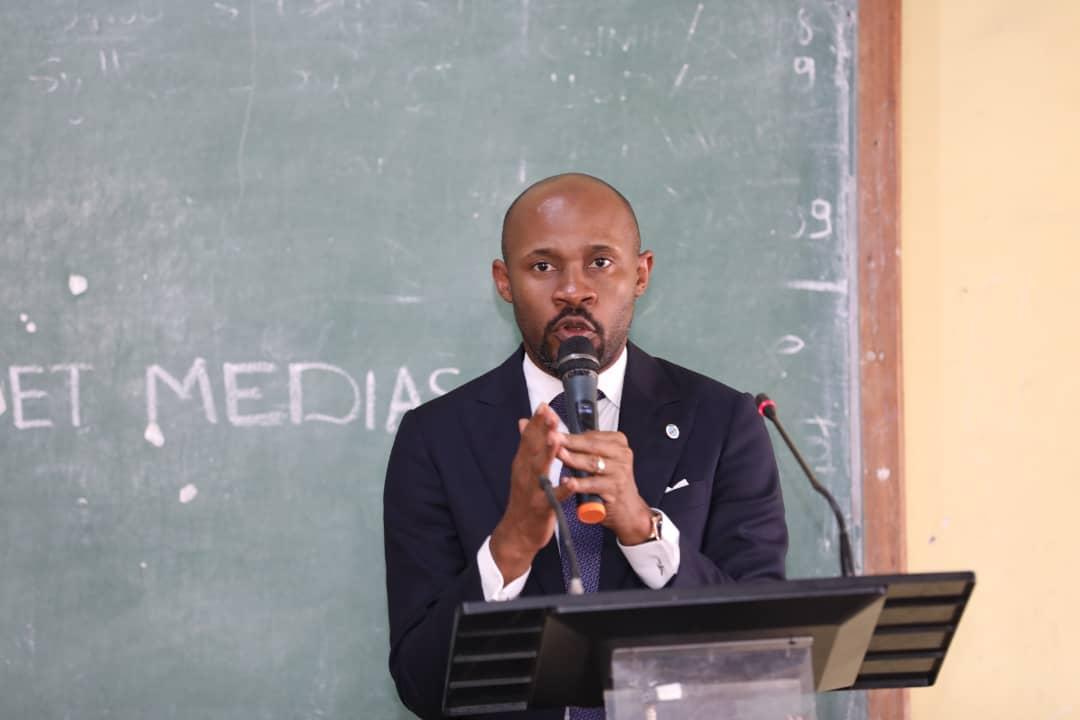 Le ministre de la Communication et Médias, Patrick Muyaya Katembwe devant l'auditoire à l'ULK