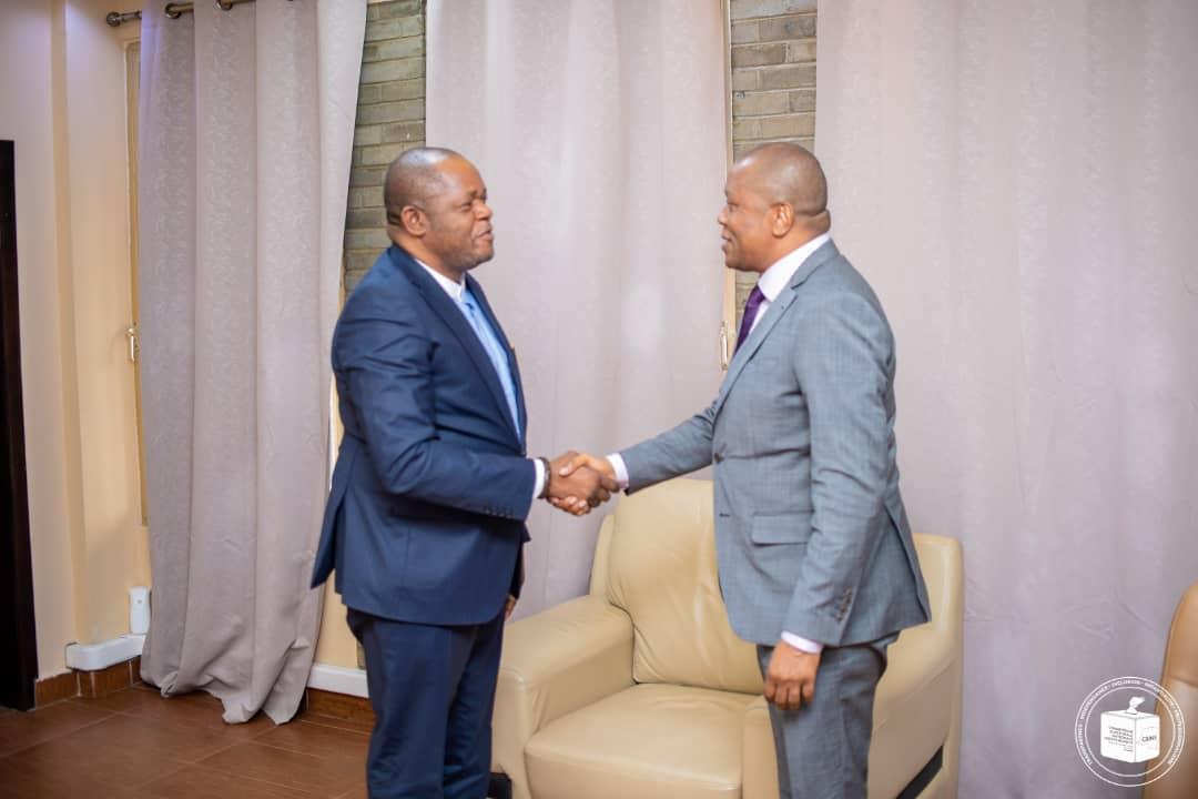 De gauche à droite, le DG de l'ONIP Richard Ilunga et le président de la CENI Denis Kadima