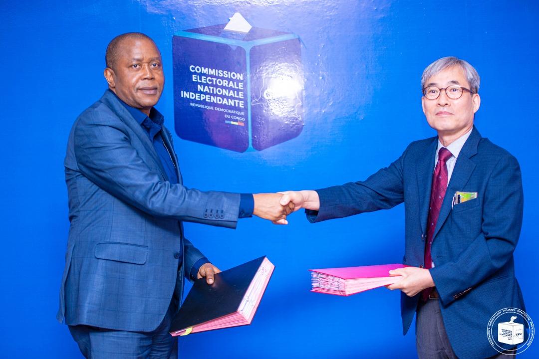 De gauche à droite, le président de la CENI Denis Kadima et le DG de Miru Systems Co Jin-Bok Chung lors de la signature du contrat d'acquisition des kits d'enrôlement des électeurs