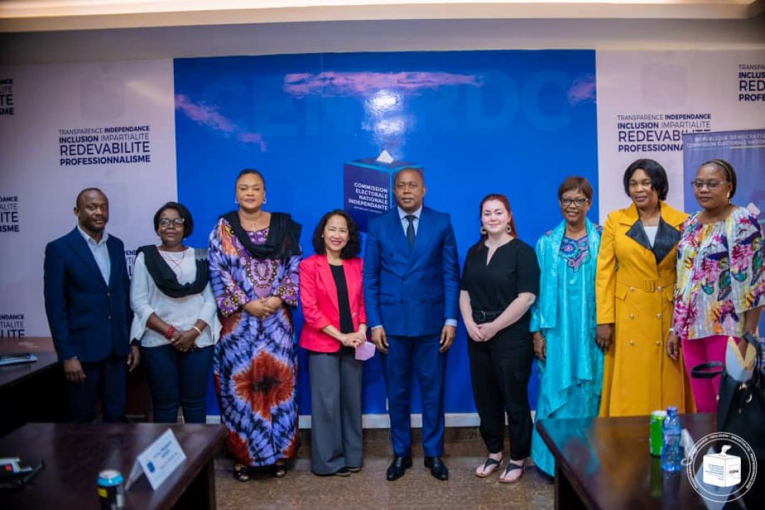 Le président de la CENI Denis Kadima pose avec une délégation du réseau mondial des femmes