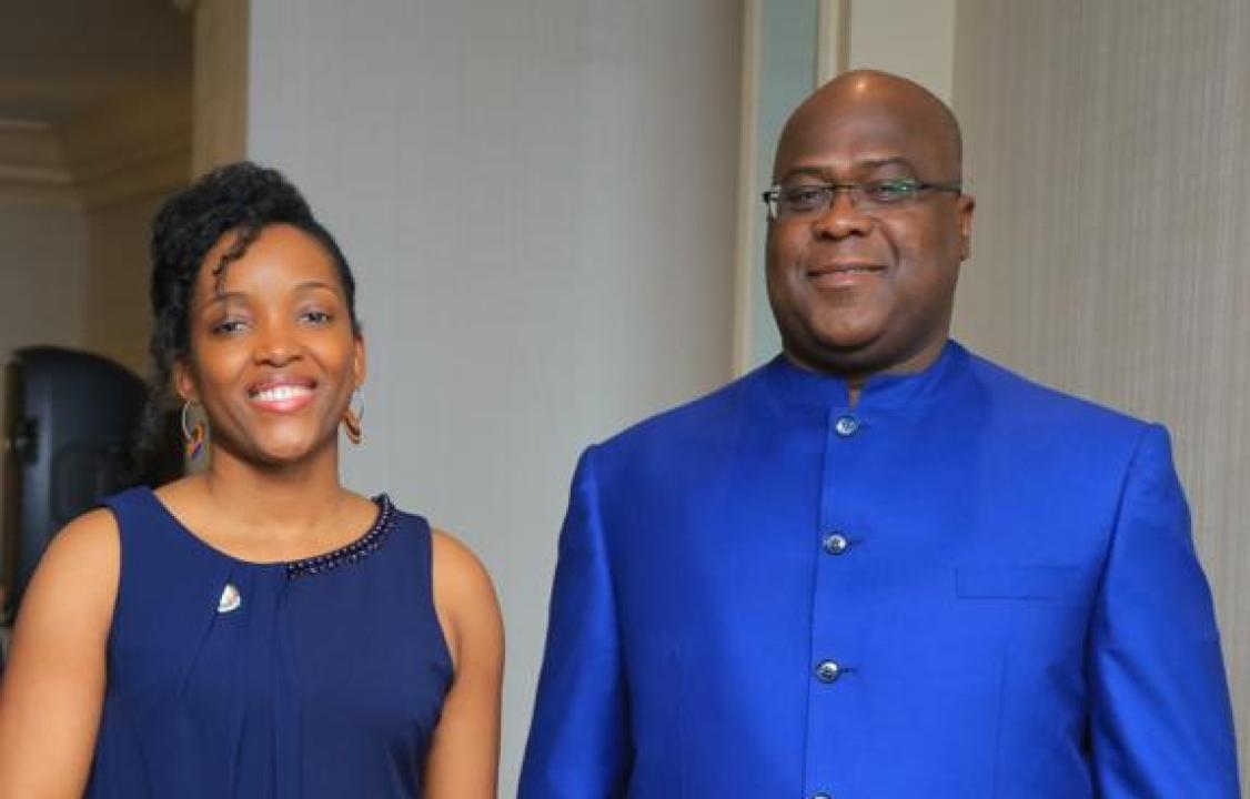 Sandrine Ngalula Mubenga,DG de l'ARE pose avec le chef de l'État Félix Antoine Tshisekedi Tshilombo