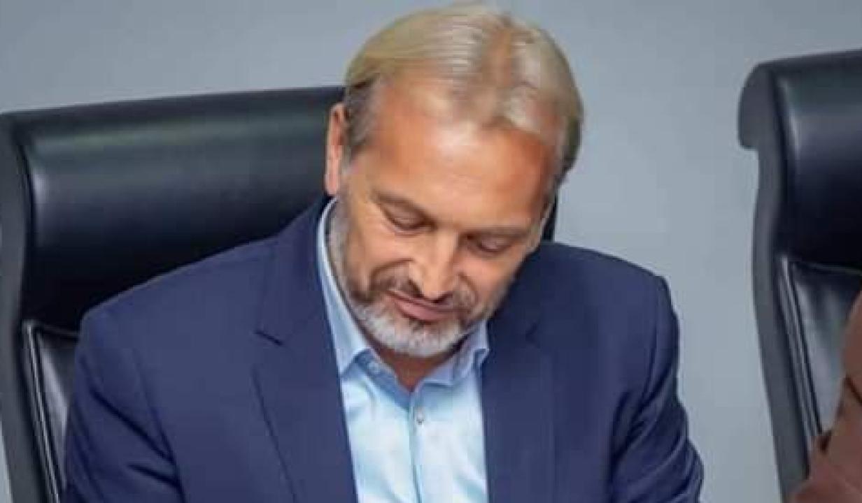 Le nouveau sélectionneur de l'équipe nationale de la RDC, Sébastien Desabre, lors de sa signature de contrat avec le gouvernement congolais.