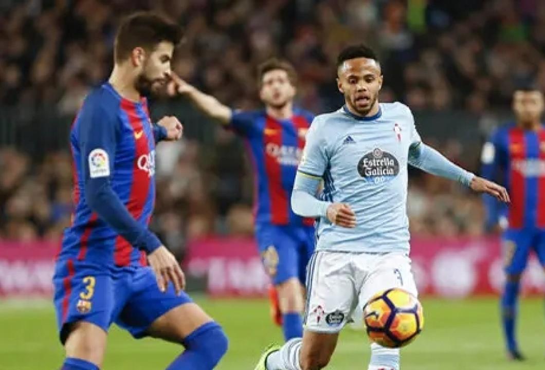 Théo Bongonda en duel avec le défenseur du FC Barcelone, Gérard Piqué, lors d'une rencontre de Liga espagnole.