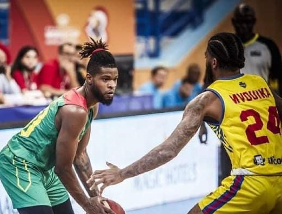 Ron Mvouika en duel avec un joueur du Cameroun.