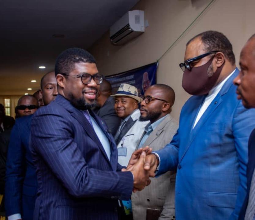 Serge Nkonde serre la main à l'ancien ministre des sports, Denis Kambayi Cimbumbu.