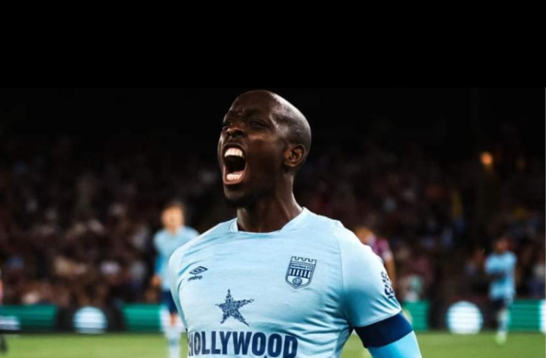 Yoane Wissa en pleine célébration d'un but sous les couleurs de Brentford FC.