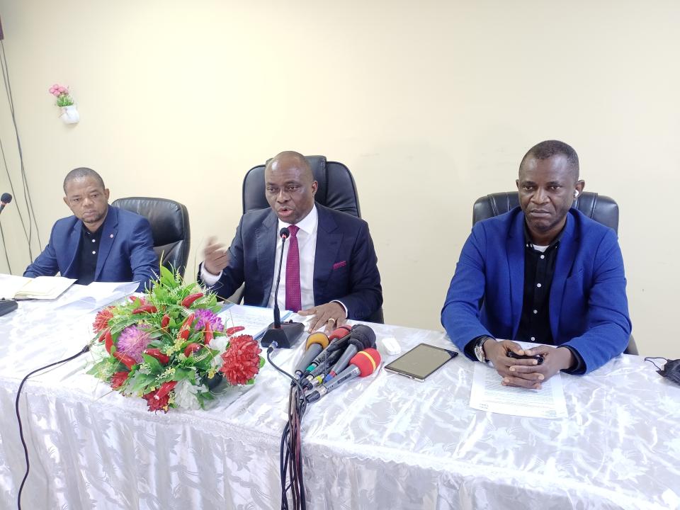 Le coordonateur national de l'ACAJ, Me Georges Kapiamba placé au milieu au cours d'un point de presse, mercredi 18 août à Kinshasa