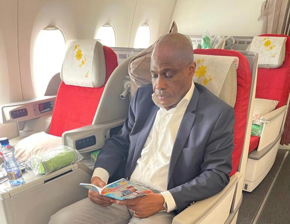 Fayulu dans l'avion
