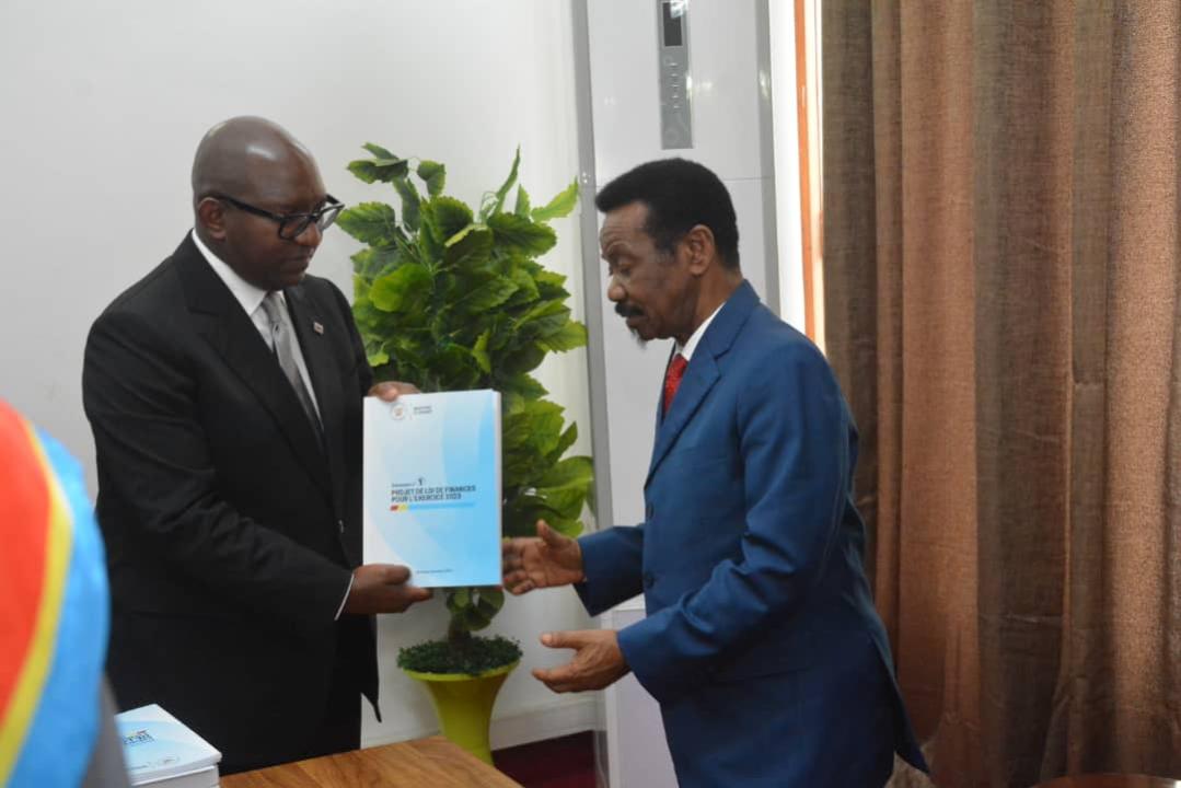 Le premier ministre Sama Lukonde remet à au speaker de la chambre basse du parlement le projet de budget exercice 2023