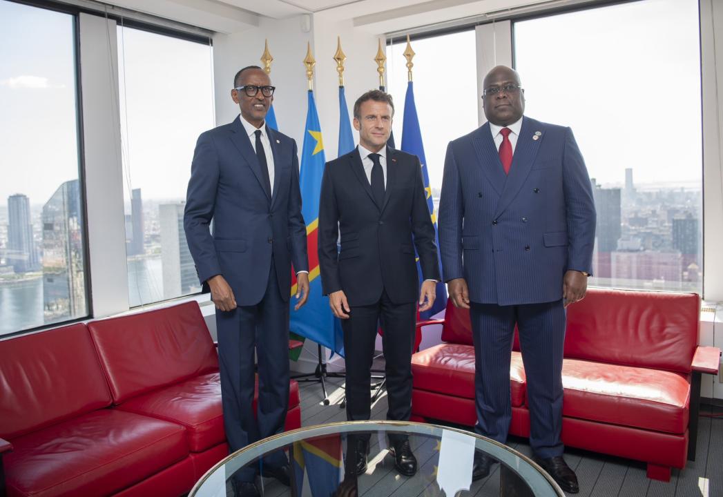 De gauche à droite, le président rwandais Paul Kagame, le président français Emmanuel Macron et le président congolais Félix Tshisekedi