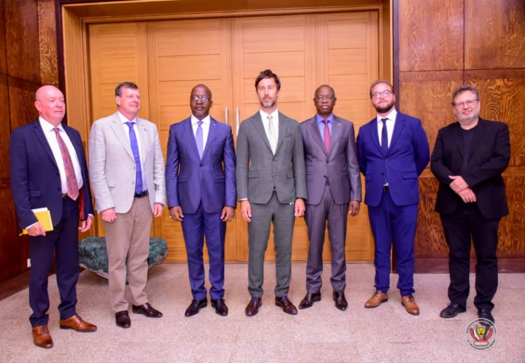 Le premier vice-président du sénat pose avec une délégation des parlementaires belges