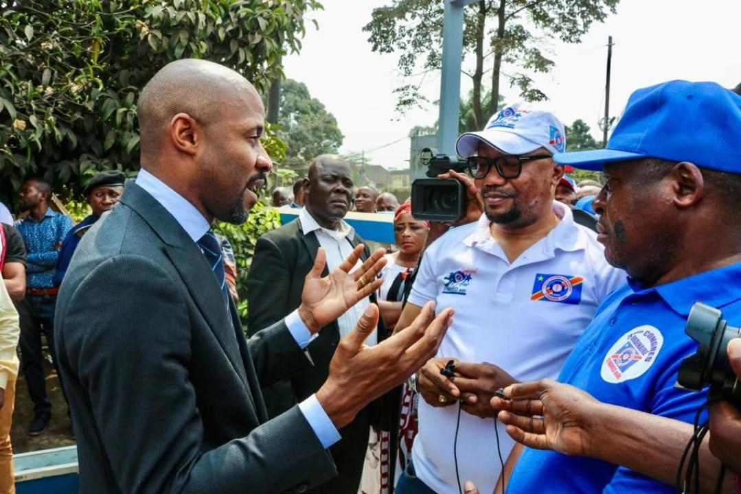 Le ministre Patrick Muyaya échange avec les représentants de SYNAMED