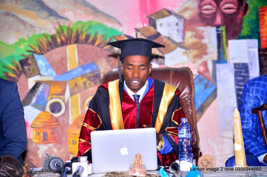Docteur, artiste visuel Jospin Lohanga s'entretient avec les chevaliers de la plume