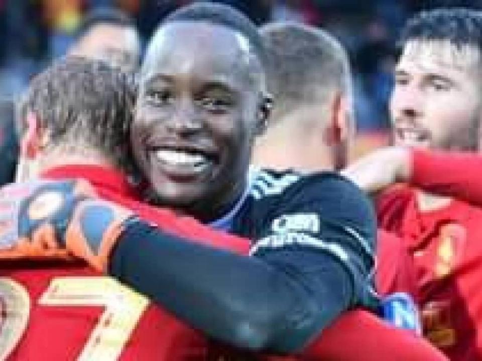 Lionel Mpasi-Nzau en pleine accolade avec son coéquipier de Rodez, lors d'une rencontre de Ligue 2 française. [Photo d'illustration]
