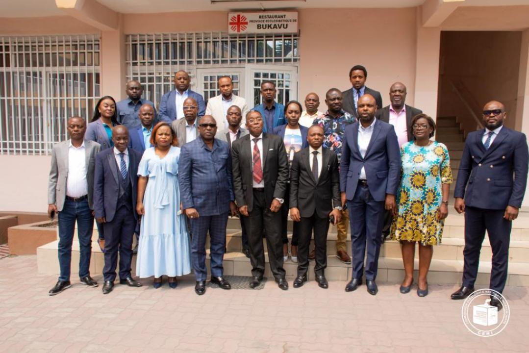 Un pose entre quelques membres du membres du bureau et de la plénière de la CENI à l'issue du lancement de l'atelier sur la planification d'archivage