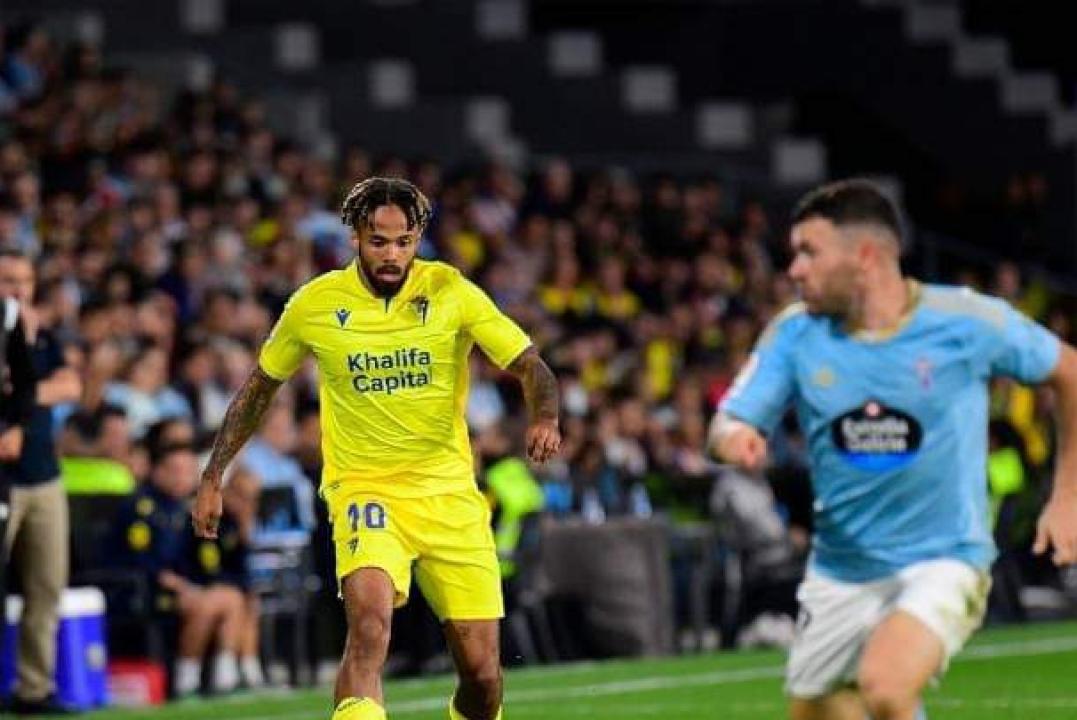 Théo Bongonda en duel avec un joueur du Celta Vigo.