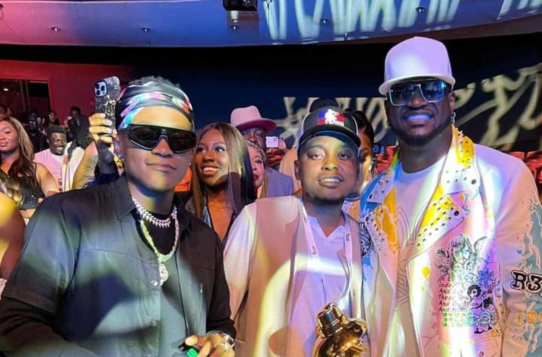 Innoss'b, Ach'B (son frère), et Peter Okoye (P-Square), lors de The Headies Awards 2022. [Photo d'illustration]