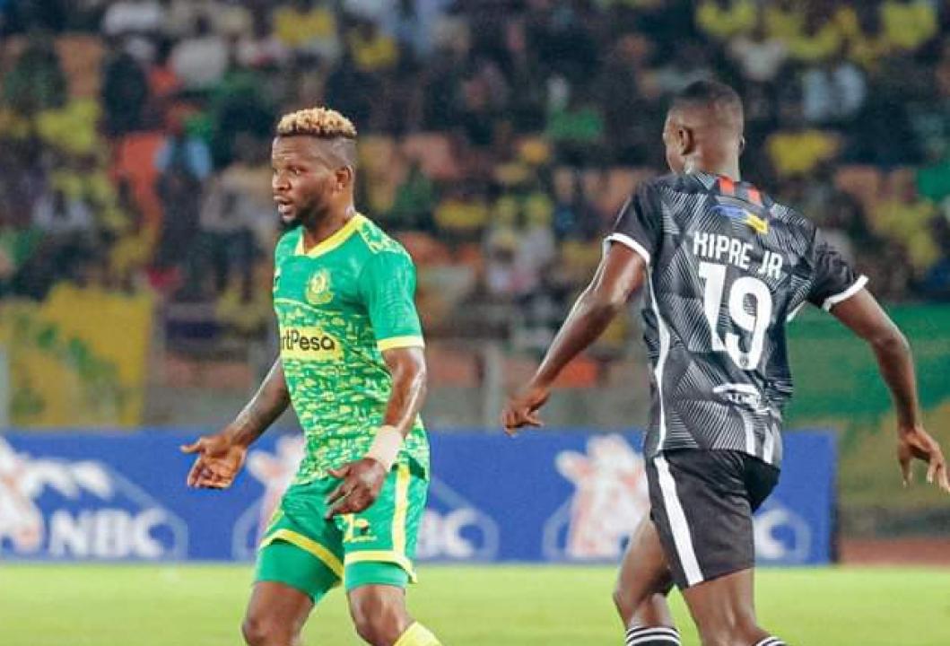 Joyce Lomalisa Mutambala en duel avec un joueur d'Azam FC.