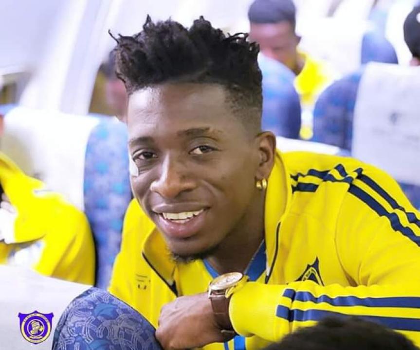 L'attaquant du FC Saint-Éloi Lupopo, Jean-Marc Makusu Mundele à bord d'un avion.