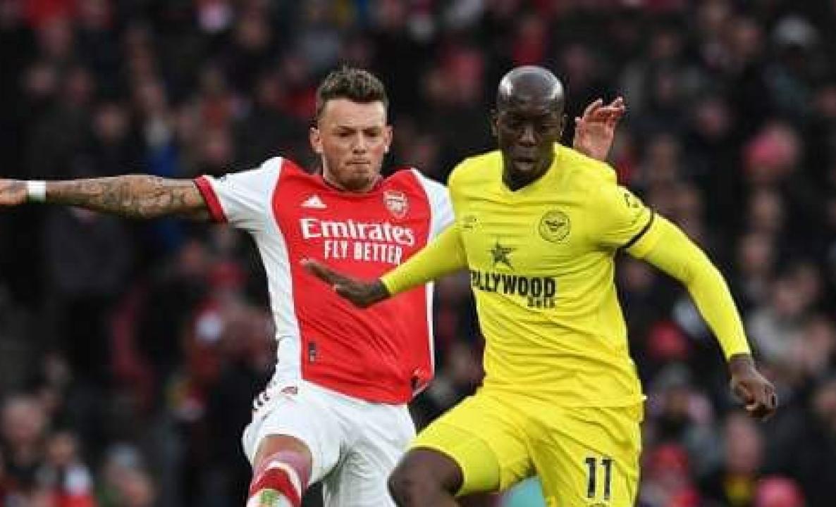 L'attaquant congolais de Brentford FC, Yoane Wissa en duel le défenseur d'Arsenal, Ben White.