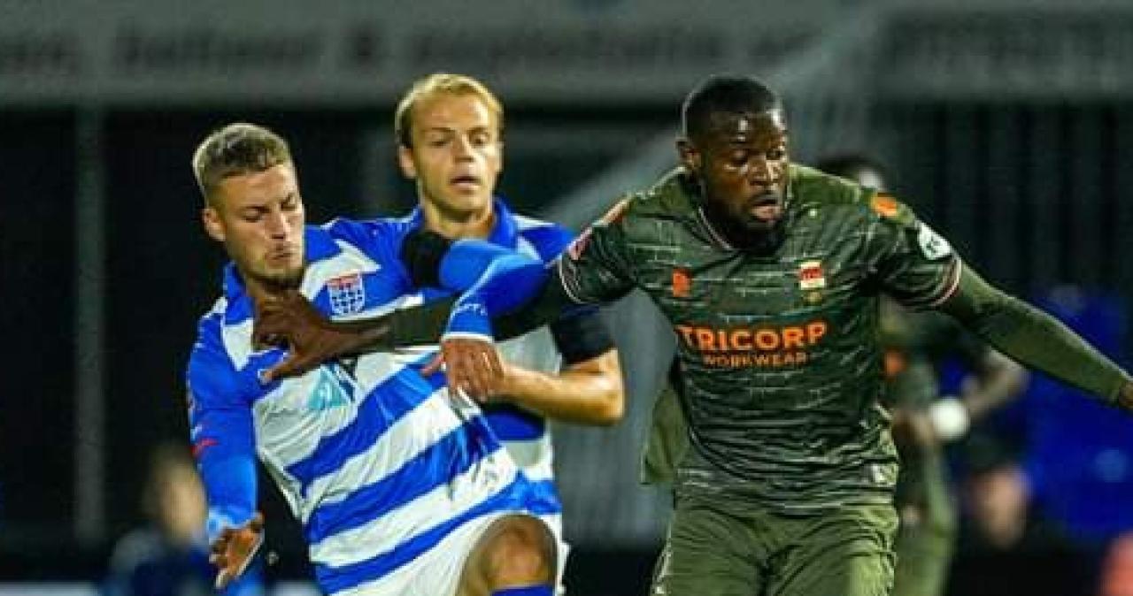 Jeremy Bokila en duel avec un joueur de PEC Zwolle.