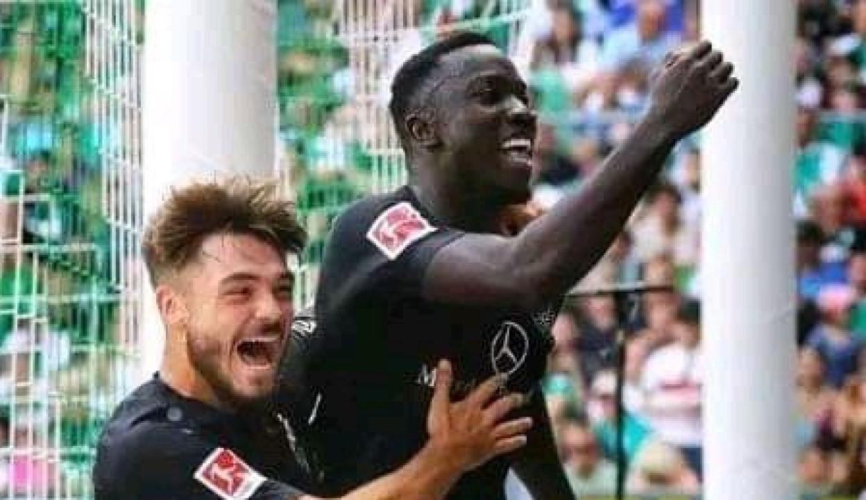 Silas Katompa en pleine célébration d'un but avec son coéquipier de Stuttgart. [Photo d'illustration]