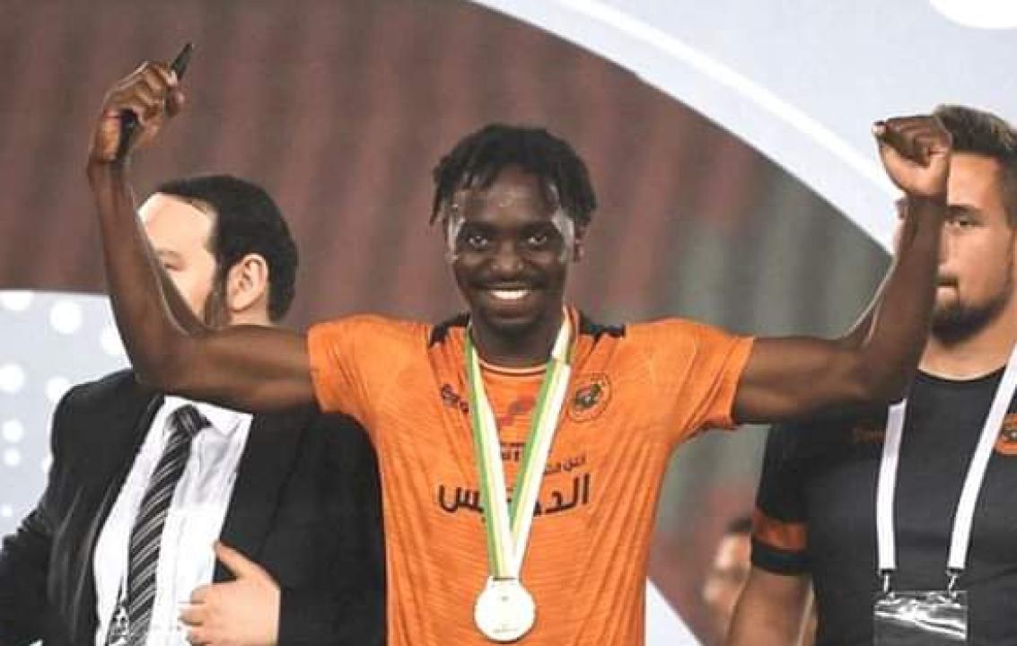 Chadrack Muzungu lors de la remise de médailles de la Super Coupe de la CAF.