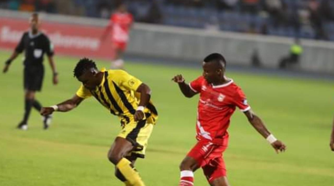 Un joueur de l'AS VClub en duel avec celui de Gaborone United SC.