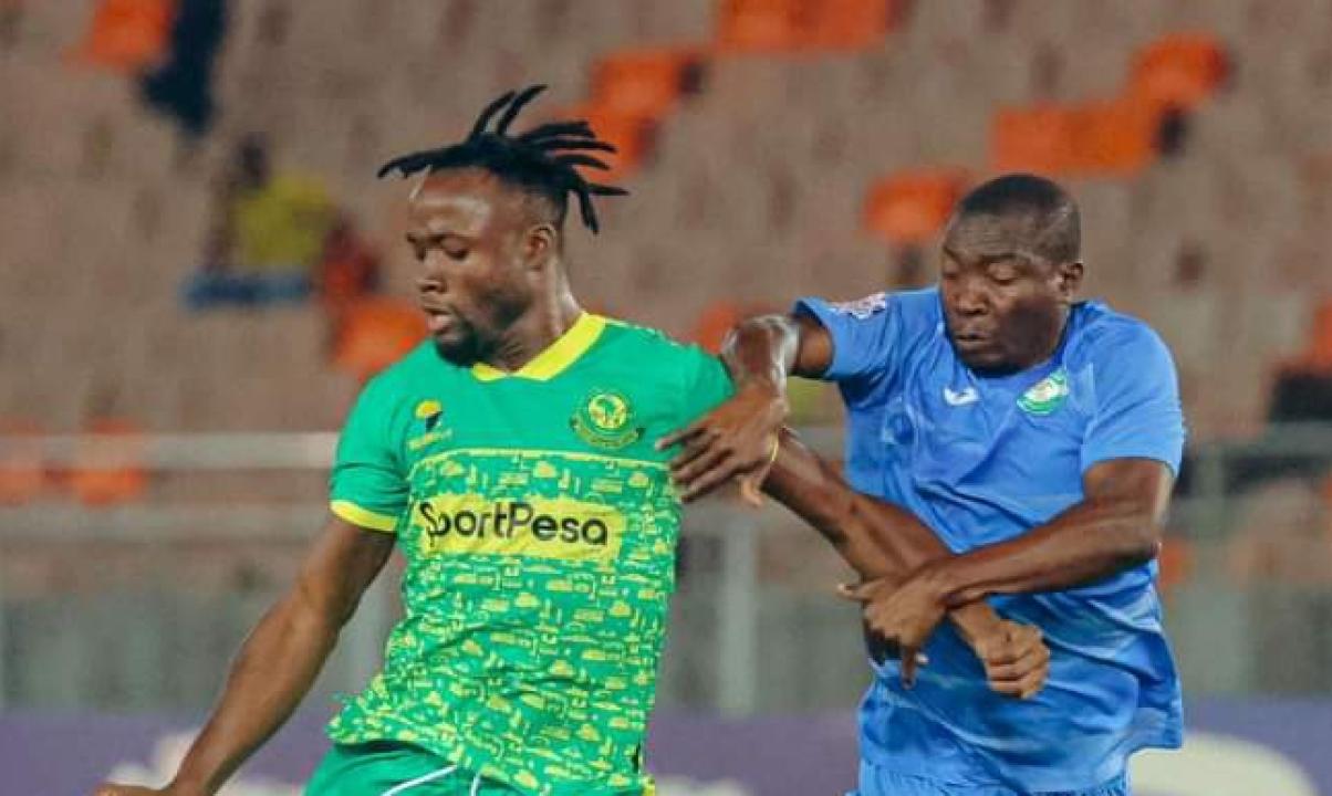 Fiston Mayele Kalala en duel avec un défenseur de Mitwa Sugar.