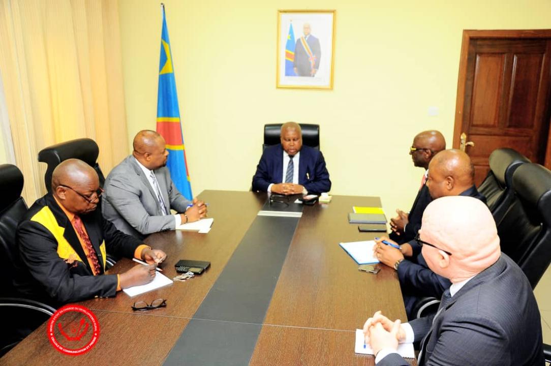 Le ministre d'état en charge du développement rural, François Rubota échange avec une équipe de FiDA conduite par son directeur régional