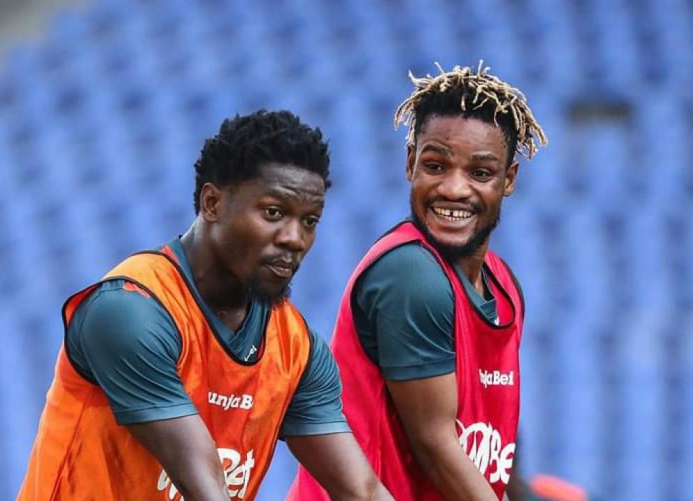 Henock Inonga Baka et l'un de ses coéquipiers de Simba l'échauffement d'avant-match.