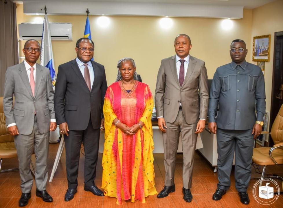La cheffe de la MONUSCO Bintou Keita pose avec le président de la CENI et trois autres membres du bureau