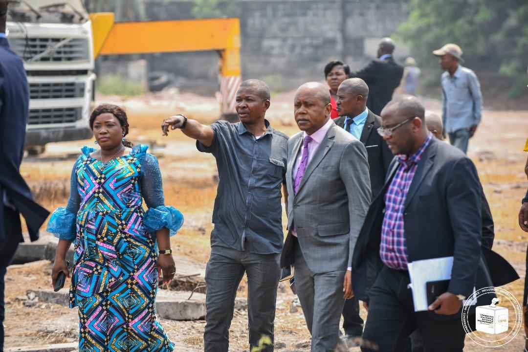 Le président de la CENI Denis KADIMA et une délégation visitent le nouvel entrepôt de la centrale électorale situé dans le quartier Kingabwa à Limete