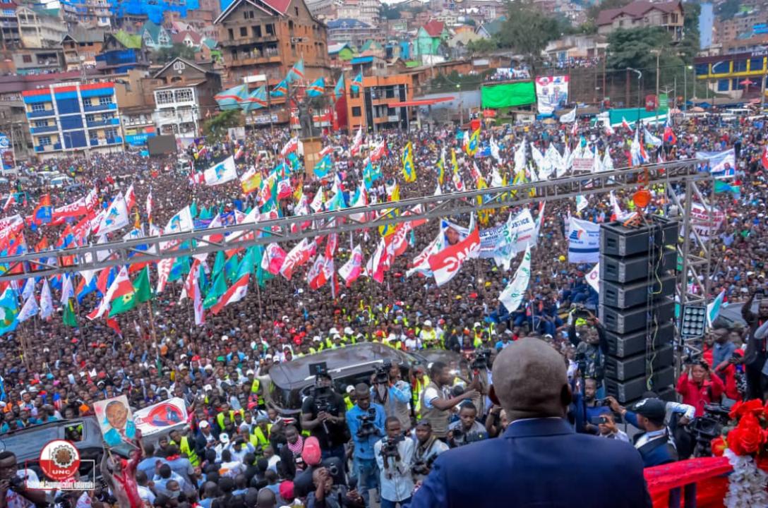 Le leader de l'UNC Vital Kamerhe devant une foule immense à Bukavu